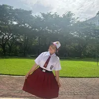 Artis cantik Prilly Latuconsina tampil beda dalam unggahan di instagram belum lama ini. Artis kelahiran Tangerang 26 tahun silam  itu membagikan potret mengenakan seragam merah putih alias sekolah dasar. Berikut beberapa potretnya. [Instagram/prillylatuconsina96]