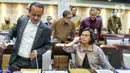 Menteri Keuangan Sri Mulyani (kanan) dan Menteri Investasi/Kepala Badan Koordinasi Penanaman Modal (BKPM) Bahlil Lahadalia (kiri) saat menghadiri Rapat Kerja (Raker) di Gedung Parleman, Jakarta, Kamis (8/12/2022). Raker membahas Rancangan Undang-Undang tentang Pengembangan dan Penguatan Sektor Keuangan (RUU PPSK). (Liputan6.com/Angga Yuniar)