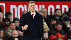Pelatih interim Manchester United asal Skotlandia, Darren Fletcher, memberi isyarat di pinggir lapangan selama pertandingan putaran ketiga Piala FA Inggris antara Manchester United dan Brighton and Hove Albion di Stadion Old Trafford di Manchester, barat laut Inggris, pada 11 Januari 2026.
(PETER POWELL/AFP)