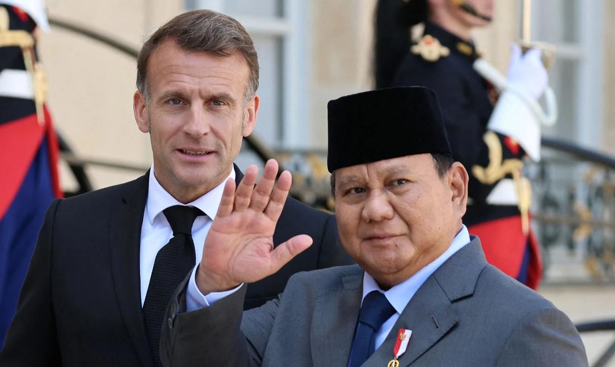 FOTO: Presiden Macron Sambut Hangat Prabowo di Istana Elysee Paris