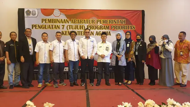 Kepala Kemenag Garut Cece Hidayat bersama perwakilan Asperumnas dan perbankan dalam launching perumahan bersubsidi bagi pegawai dan keluarga Kemenag Garut. (Liputan6.com/Jayadi Supriadin)