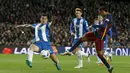Pemain Barcelona, Neymar melakukan tembakan saat dihadang pemain Espanyol, Enzo Roco pada laga 16 besar Copa del Rey di Stadion Camp Nou, Barcelona, Kamis (7/1/2016) dini hari WIB.  (REUTERS/Albert Gea)