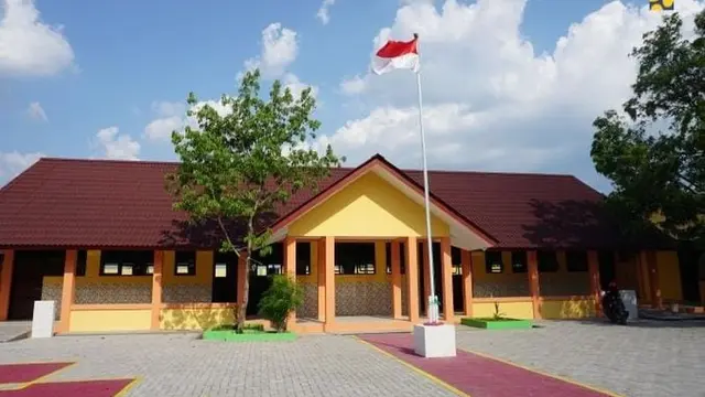 Presiden Joko Widodo (Jokowi) melakukan kunjungan kerja ke SDN 3 Nglinduk di Kabupaten Grobogan, Jawa Tengah pada Rabu (5/1/2022).