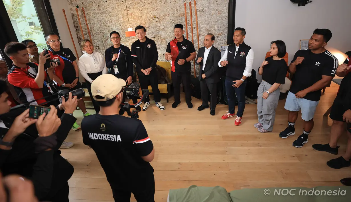 Suasana doa bersama Tim Indonesia jelang Olimpiade Paris 2024 di Rumah Garuda kawasan Saint Ouen, Paris, Prancis, Selasa (23/7/2024) yang dihadiri Ketua Umum NOC Indonesia Raja Sapta Oktohari (tengah) didampingi Duta Besar Republik Indonesia untuk Prancis Mohamad Oemar dan Chef de Mission (CdM) Olimpiade Indonesia Anindya Bakrie beserta perwakilan atlet. (Dok. NOC Indonesia)