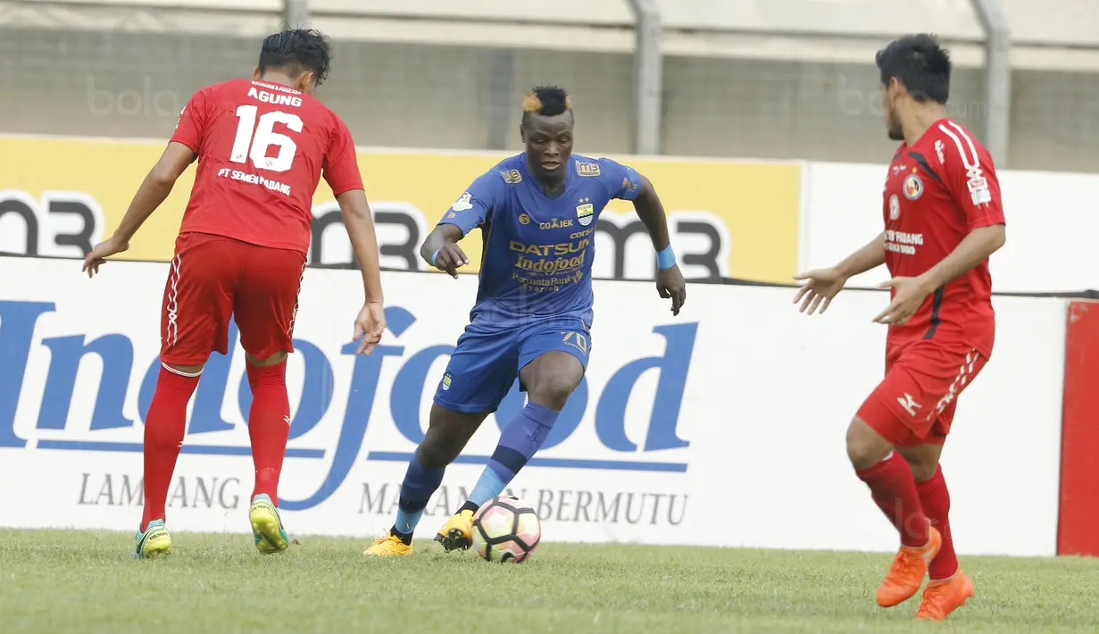 Striker Persib, Ezechiel N'Douassel, berusaha melewati pemain Semen Padang pada laga Liga 1 Indonesia di Stadion Si Jalak Harupat, Bandung, Sabtu, (9/9/2017). Persib ditahan imbang 2-2 oleh Semen Padang. (Bola.com/M Iqbal Ichsan)