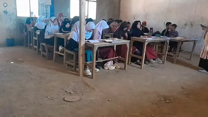 Murid SD di Sukabumi Belajar Berlantai Tanah, Atap Nyaris Bocor