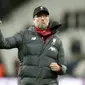 Pelatih Liverpool, Jurgen Klopp berselebrasi usai berhasil mengalahkan West Ham pada pertandingan Liga Inggris di Stadion London, Rabu (29/1/2020). Liverpool menang 2-0 atas West Ham dan tetap kokoh di puncak klasemen dengan poin 70. (AP Photo/Frank Augstein)