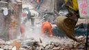 Tim penyelamat berusaha mencari korban di reruntuhan apartemen tua yang ambruk di Swiebodzce, Polandia, Sabtu (8/4). Otoritas setempat meyakini ledakan akibat kebocoran gas menghancurkan lantai atas bangunan tiga lantai tersebut. (Natalia DOBRYSZYCKA/AFP)