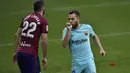 Gaya pemain FC Barcelona, Jordi Alba usai membobol gawang Eibar pada lanjutan La Liga Santander di Ipurua stadium,  Eibar, (17/2/2018). Barcelona menang 2-0.(AP/Alvaro Barrientos)