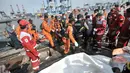 Petugas Basarnas menurunkan barang temuan jatuhnya pesawat Lion Air JT 610 di Posko Evakuasi, Tanjung Priok, Jakarta, Senin (29/10). Pesawat Lion Air JT 610 yang jatuh membawa 188 orang. (Merdeka.com/Iqbal Nugroho)
