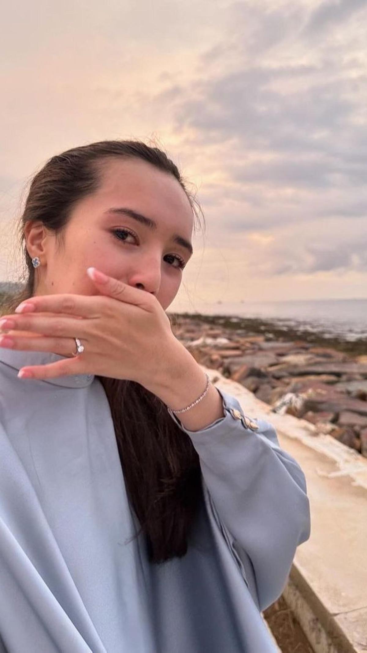 Beby Tsabina Pamer Cincin di Jari Manisnya
