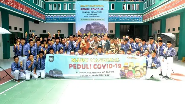 Donasi 800 Madu untuk Tingkatkan Imunitas Para Santri