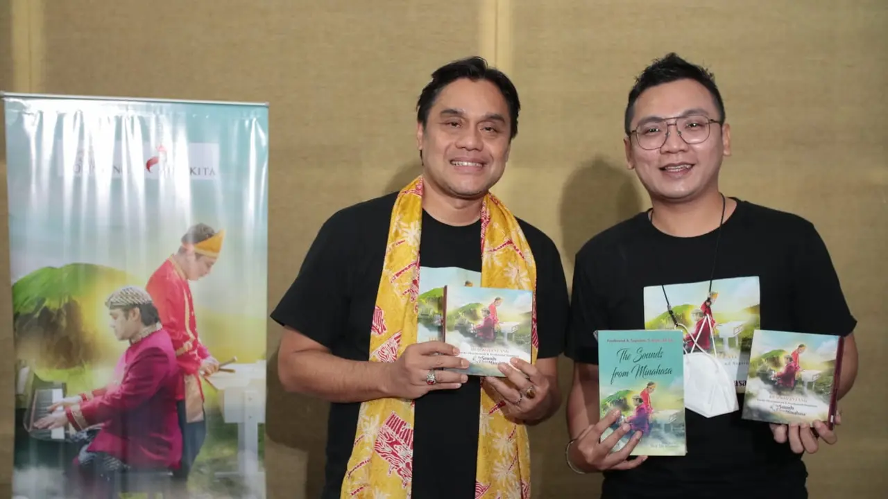 Musikus Dwiki Dharmawan berkolaborasi dengan pemain kolintang Ferdinand Soputan.