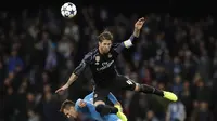 Kapten Real Madrid, Sergio Ramos terjatuh saat berduel dengan pemain Napoli, Nikola Maksimovic pada leg kedua babak 16 besar Liga Champions di San Paolo stadium, Naples (7/3/2017). Madrid menang 3-1.  (AP/Andrew Medichini)