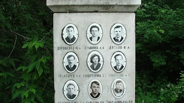 Makam almarhum di Pemakaman Mikhailovskoe di Yekaterinburg, Rusia.