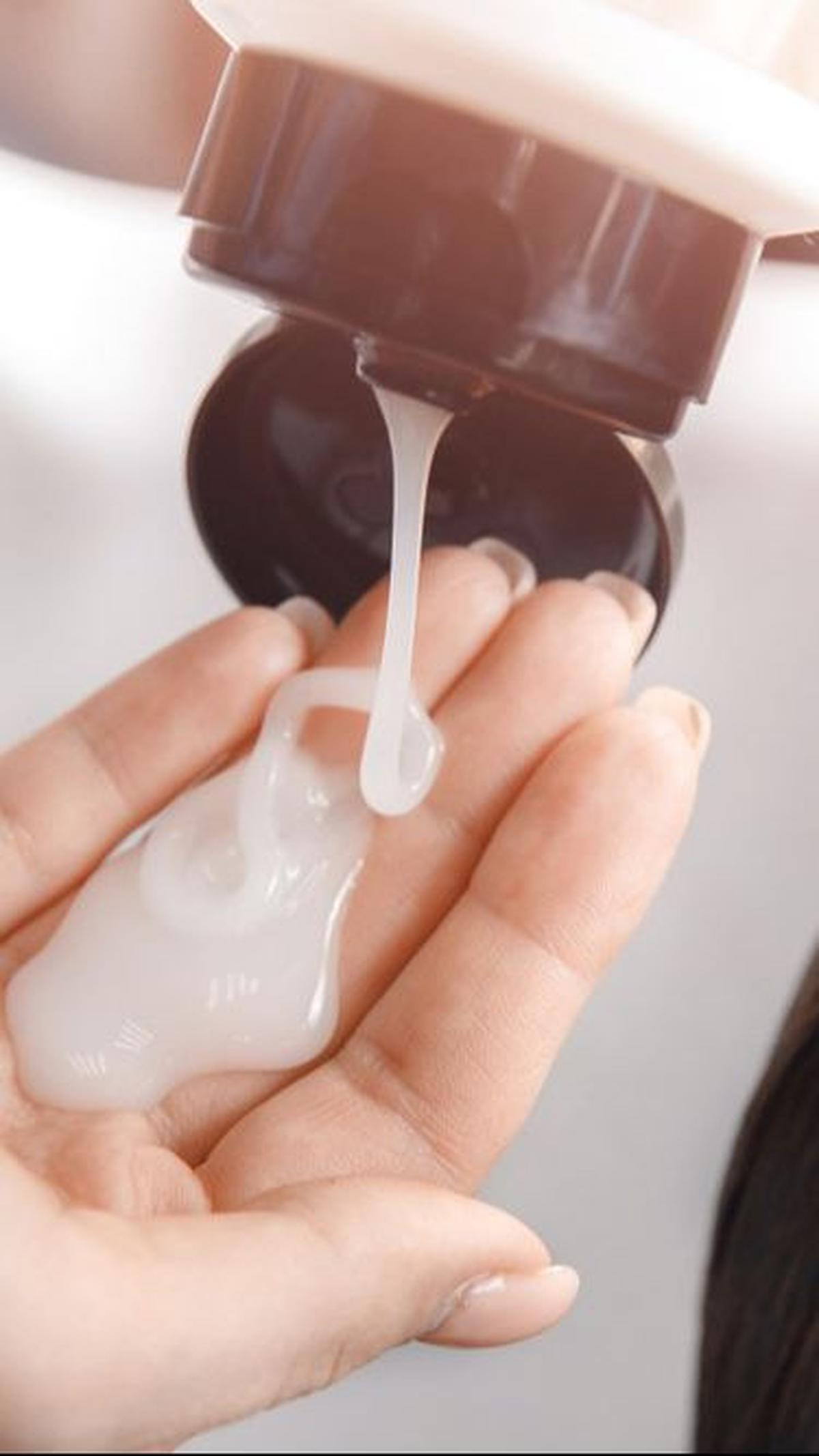 2. Pilih Sampo Jenis Hydrating untuk Kulit Kepala yang Kering<br>