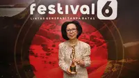 Sisca Soewitomo menerima Anugerah Perempuan Hebat 2023 kategori "Perempuan Pegiat Diversifikasi Pangan" di FESTIVAL 6 2023 di Senayan Park, Jakarta Pusat, 8 Juli 2023. (Liputan6.com)