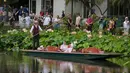 Aryna Sabalenka dari Belarusia menaiki gondola di Royal Botanical Gardens dengan membawa trofi kejuaraan tenis Australia Open 2023 di Melbourne (29/1/2023). Sabalenka yang berusia 24 tahun menang atas Elena Rybakina dari Kazakhstan di final 4-6, 6-3 dan 6-4. (AP Photo/Aaron Favila)