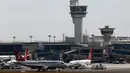 Pesawat maskapai Turkish Airlines di apron Bandara Ataturk, Istanbul, Turki, Rabu (29/6). Sejumlah penerbangan domestik dan internasional dibatalkan atau mengalami penundaan menyusul ledakan bom yang menewaskan 42 orang itu. (REUTERS/Murad Sezer)     