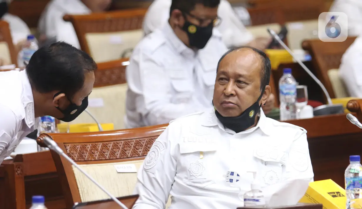 Wakil Kepala Badan Intelijen Negara Letnan Jenderal TNI (Purn) Teddy Lhaksmana Widya Kusuma (kanan) berbincang saat mengikuti rapat kerja bersama Komisi I DPR di Kompleks Parlemen, Senayan, Kamis (10/6/2021). Rapat kerja tersebut membahas RKA dan RKP BIN tahun 2022. (Liputan6.com/Angga Yuniar)