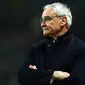 Manajer Leicester, Claudio Ranieri, memantau anak asuhnya saat melawan Aston Villa. Vice Chairman Leicester City, Aiyawatt Srivaddhanaprabha, mengonfirmasi Ranieri resmi dipecat dari kursi kepelatihan pada Kamis (23/2/2017). (EPA/Tim Keeton)