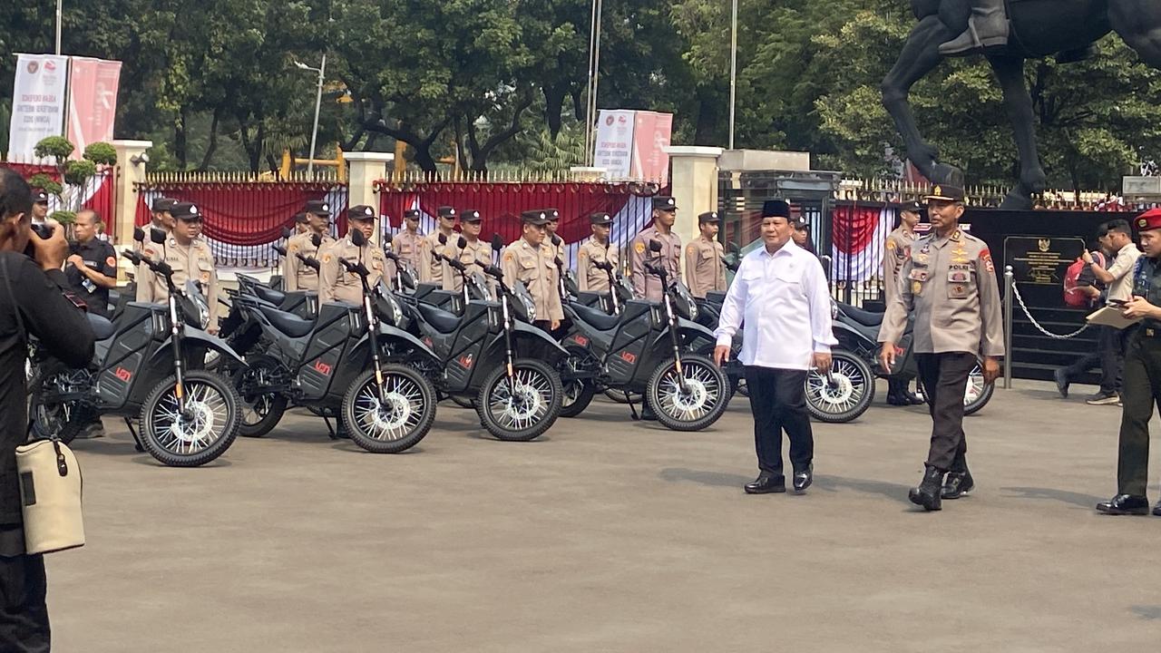 Menhan Prabowo Subianto menyerahkan 100 unit motor trail berbahan bakar listrik, kepada TNI AD, TNI AL, TNI AU, dan Polri,
