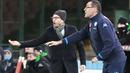 Pelatih Napoli, Maurizio Sarri (kanan) dan Pelatih  Sassuolo, Eusebio Di Francesco  saat memberikan intruksi pada laga lanjutan liga Italia Serie A  antara Napoli vs Sassuolo di Stadion San Paolo, Naples, Sabtu (16/1/2016). (AFP Photo/Carlo Hermann)
