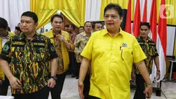 Ketua Umum Partai Golkar Airlangga Hartarto (kanan) menghadiri rapat pleno DPP Partai Golkar di Kantor DPP Golkar, Slipi, Jakarta, Selasa (5/11/2019). Rapat membahas munas untuk memilih Ketua Umum Golkar periode 2019-2024 di Bali pada Desember mendatang. (Liputan6.com/JohanTallo)