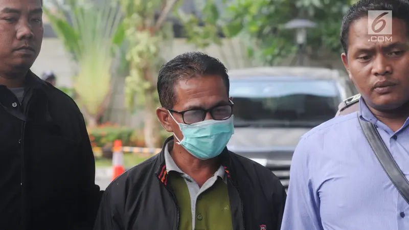 Terjaring OTT, Bupati Mesuji Pakai Masker ke Gedung KPK