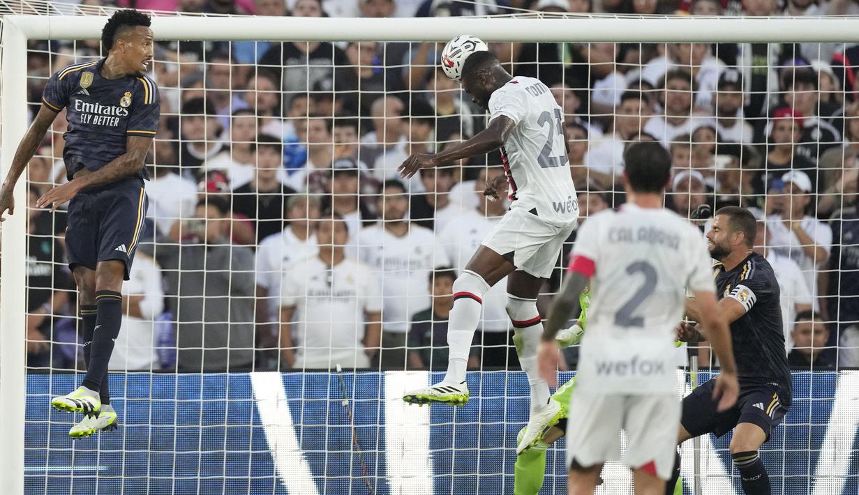 Bek AC Milan, Fikayo Tomori melepaskan sundulan yang menghasilkan gol pertama timnya ke gawang Real Madrid pada laga pramusim 2023/2024 Soccer Champions Tour di Rose Bowl Stadium, Pasadena, California, Senin (24/7/2023) pagi WIB. (AP Photo/Ashley Landis)