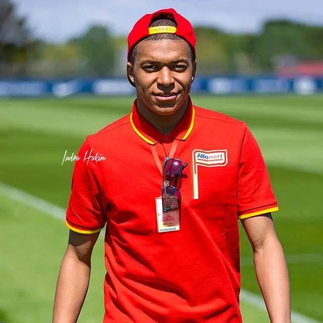 6 Editan Foto Pesepak Bola saat Jadi Pegawai Minimarket Ini Bikin Ngakak