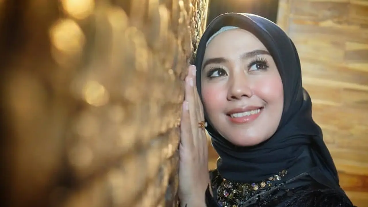 7 Potret Terbaru Gita KDI, Bergelar Hajjah dan Kerja Jadi Tenaga Ahli MPR RI