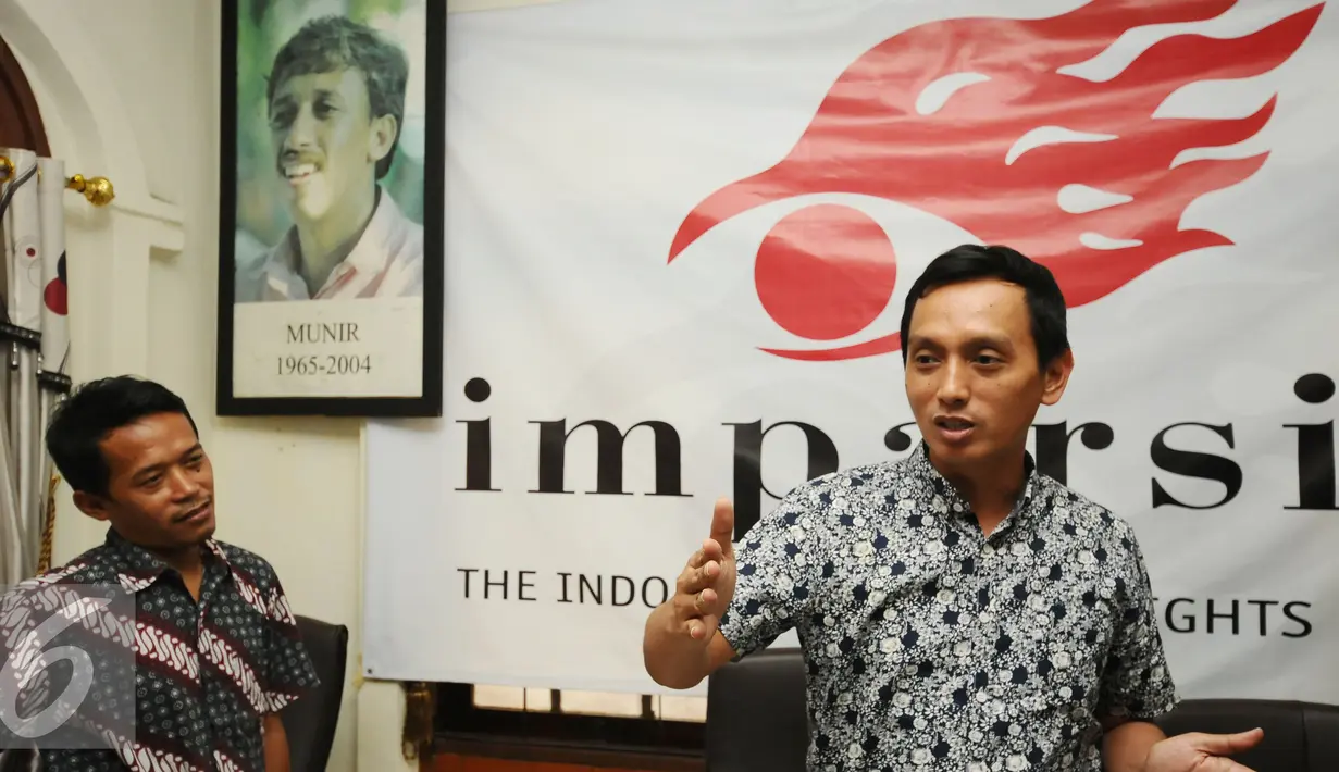 Direktur Imparsial Al Araf (kanan) memberikan keterangan seputar 12 tahun kasus Munir di Jakarta, Selasa (6/9). Imparsial mendesak Presiden Jokowi segera menindaklanjuti hasil temuan penyelidikan TPF kasus Munir. (Liputan6.com/Helmi Fithriansyah)