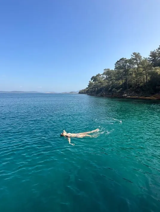 Pamela Bowie juga terlihat sedang berenang di laut lepas. Dia pun terlihat bahagia