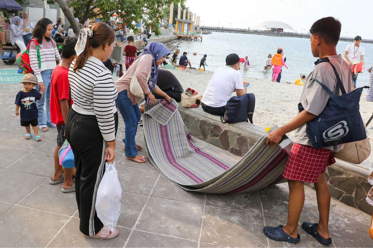 Ratusan ribu pengunjung padati Pantai Lagoon Ancol saat libur Waisak