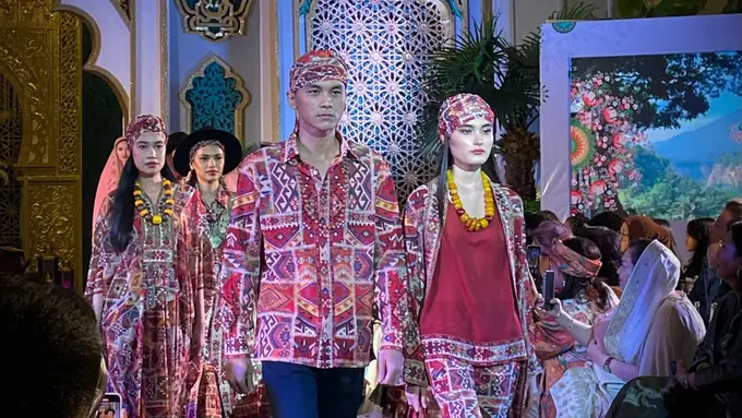 Koleksi Baju Lebaran Rancangan Desainer Legendaris Mejeng di Pembukaan Raya Fashion Fest 2024, Central Park Mall