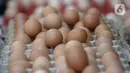 Telur dijual di pinggir jalan kasawan Perumahan Nusa Indah, Tangerang Selatan, Banten, Jumat (22/5/2020). Harga telur warna cokelat Rp 22 ribu per kilogram, sedangkan telur warna putih Rp 20 ribu per kilogram. (merdeka.com/Dwi Narwoko)