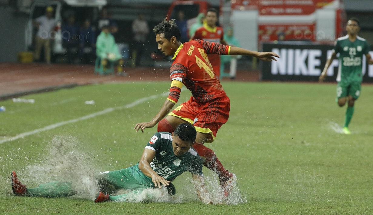 Kapten Martapura FC, Qischil G Minny, berusaha melewati pemain PSMS Medan pada laga Liga 2 di Stadion Patriot, Bekasi, Senin (13/11/2017). PSMS Medan menang 2-1 atas Martapura FC. (Bola.com/ M Iqbal Ichsan)