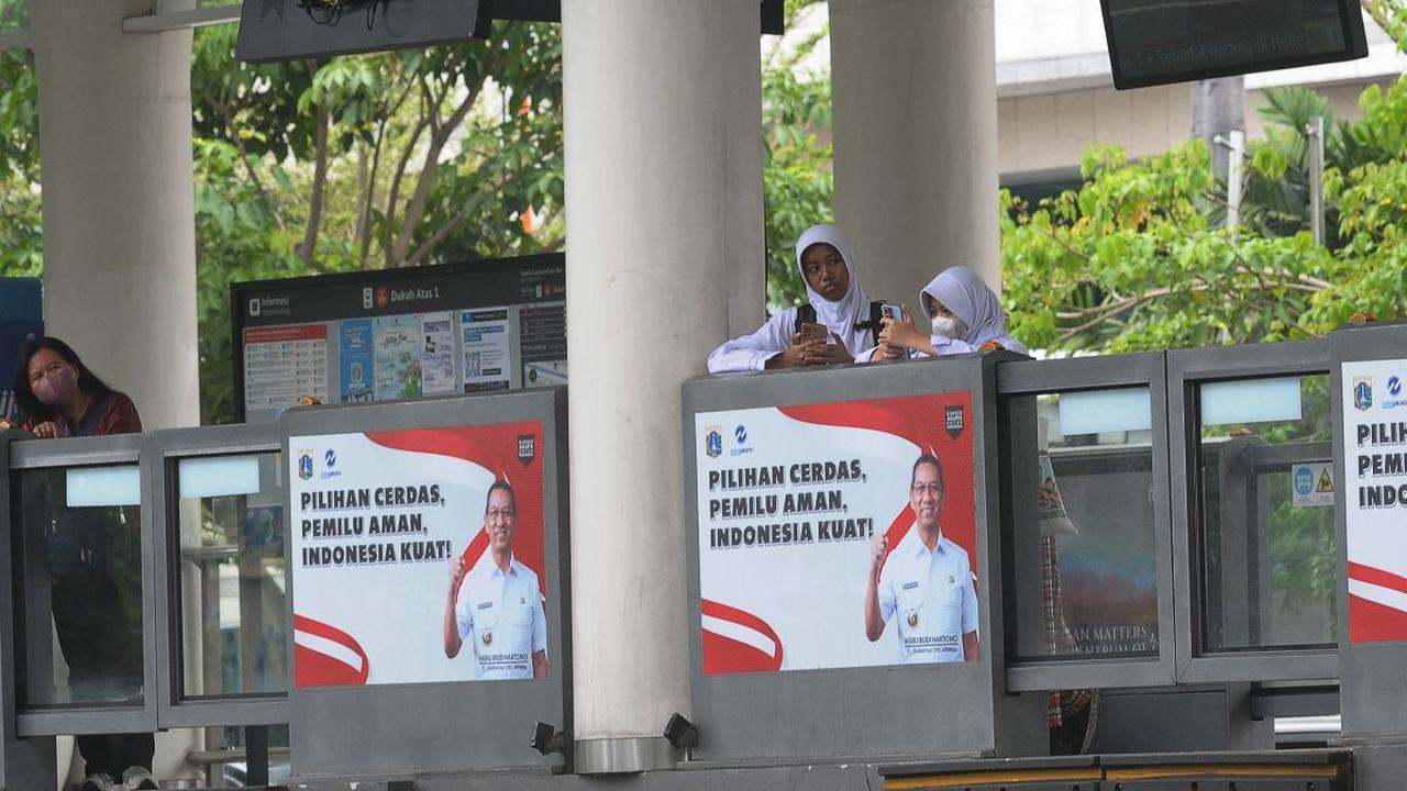 Sejumlah stiker yang menampilkan wajah Pj Gubernur DKI Jakarta Heru Budi&nbsp;Hartono terpampang di Halte TransJakarta Dukuh Atas, Jalan Jenderal Sudirman, Jakarta, Jumat (12/1/2024). Stiker Heru Budi pada sejumlah halte TransJakarta ini sebelumnya viral 