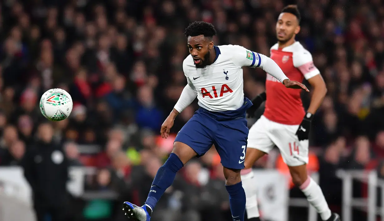 Bek Tottenham, Danny Rose, membuang bola saat melawan Arsenal pada laga perempat final Piala Liga di Stadion Emirates, London, Rabu (19/12). Arsenal kalah 0-2 dari Tottenham. (AFP/Ben Stansall)