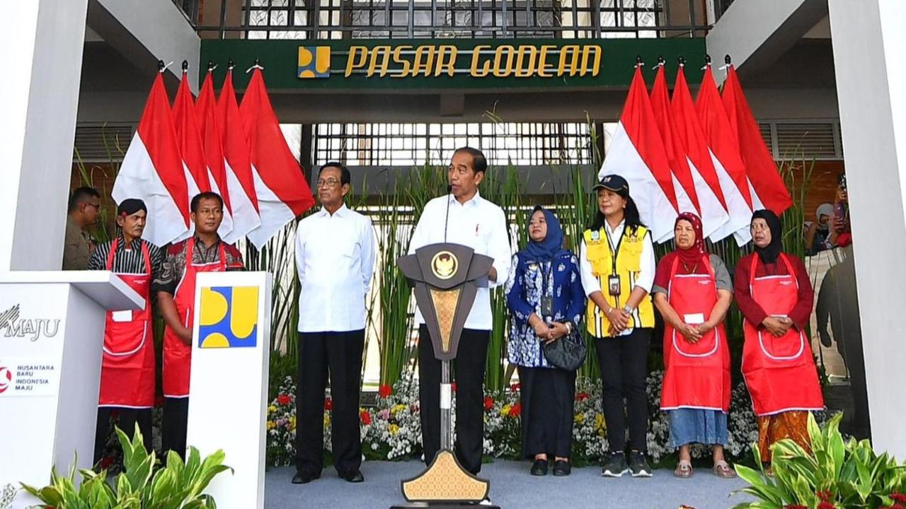 Pada kesempatan tersebut Jokowi tampak didampingi Sultan Hamengkubuwono X.&nbsp;Foto: BPMI Setpres