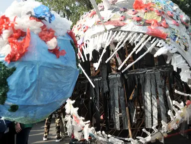 Karya instalasi "monster plastik" dalam pawai bebas plastik di Taman Aspirasi Monas, Jakarta, Minggu (21/7/2019). Monster plastik berupa rangka berbentuk menyerupai ikan Angler Fish setinggi 4 meter tersebut dibuat dari 500 kg sampah plastik. (merdeka.com/Iqbal S Nugroho)