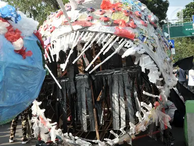Karya instalasi "monster plastik" dalam pawai bebas plastik di Taman Aspirasi Monas, Jakarta, Minggu (21/7/2019). Monster plastik berupa rangka berbentuk menyerupai ikan Angler Fish setinggi 4 meter tersebut dibuat dari 500 kg sampah plastik. (merdeka.com/Iqbal S Nugroho)