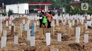 Warga berjalan saat melakukan ziarah di pemakaman khusus COVID-19 TPU Rorotan, Cilincing, Jakarta, Sabtu (31/7/2021). Warga yang melakukan ziarah diwajibkan mematuhi protokol kesehatan, menjaga jarak serta dilakukan secara terbatas. (Liputan6.com/Helmi Fithriansyah)