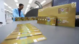 Sejumlah kartu kredit edisi Asian Games 2018 yang telah selesai dicetak di Unit Pembuatan Kartu Bank Mandiri, Jakarta, Kamis (1/3). Ajang Asian Games tahun ini merupakan edisi ke-18.  (Liputan6com/Angga Yuniar)