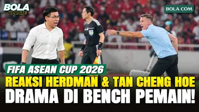 Momen aksi dan reaksi John Herdman bersama staf Timnas Indonesia dari bench saat menghadapi Malaysia di Stadion Utama Gelora Bung Karno (SUGBK). Terlihat pula reaksi pelatih Malaysia, Tan Cheng Hoe, dan para stafnya saat pertandingan FIFA ASEAN Cup 2...