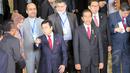 Presiden Joko Widodo dan Ketua DPR Setya Novanto bersama para delegasi negara-negara di Asia Afrika bersiap untuk berfoto bersama usai melakukan pembukaan di Gedung DPR RI, Jakarta, Kamis (23/4/2015). (Liputan6.com/Helmi Afandi)