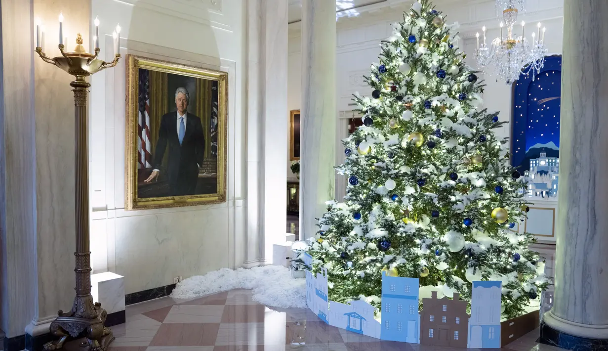 The Grand Foyer didekorasi untuk musim liburan selama pratinjau pers dekorasi Natal Gedung Putih, di Washington, Senin (29/11/2021). Ibu Negara AS Jill Biden meluncurkan dekorasi liburan Gedung Putih 2021 dengan tema “Gifts from the Heart”. (AP Photo/Evan Vucci)