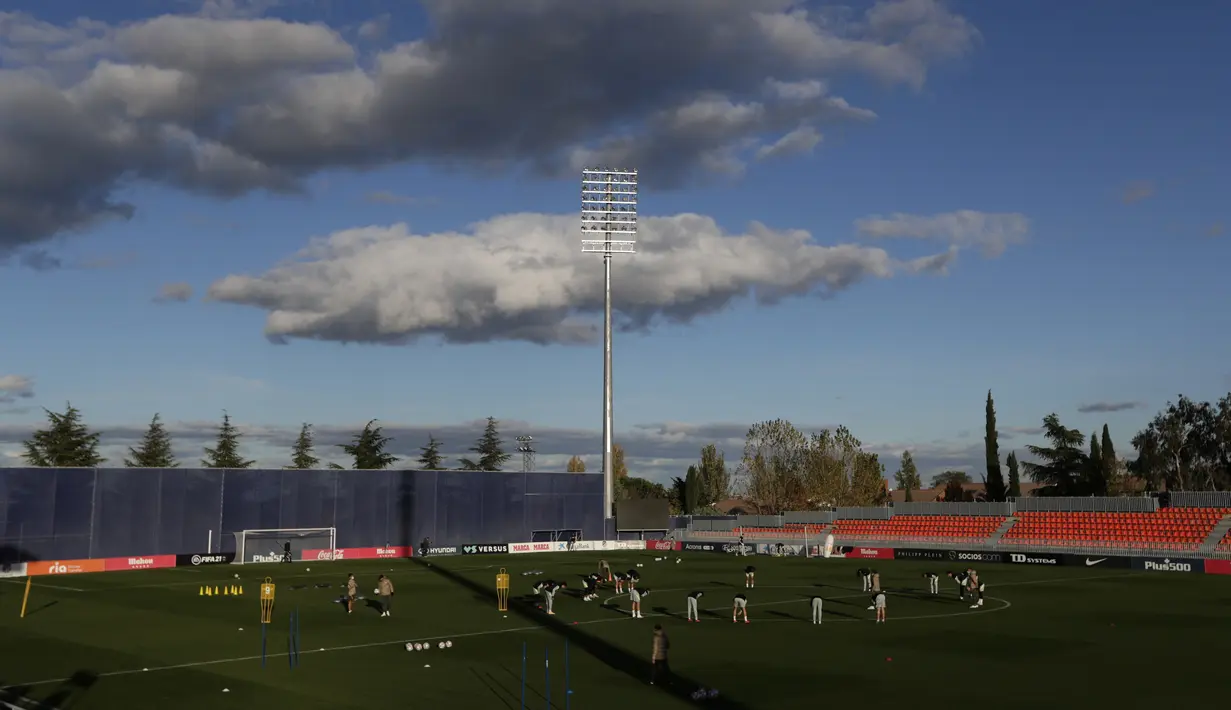 Para pemain Atletico Madrid melakukan pemanasan saat mengikuti latihan tim di Majadahonda, pinggiran Madrid, Spanyol, Senin (26/10/2020). Atletico Madrid akan bertanding melawan Salzburg pada grup A Liga Champions. (AP Photo/Manu Fernandez)