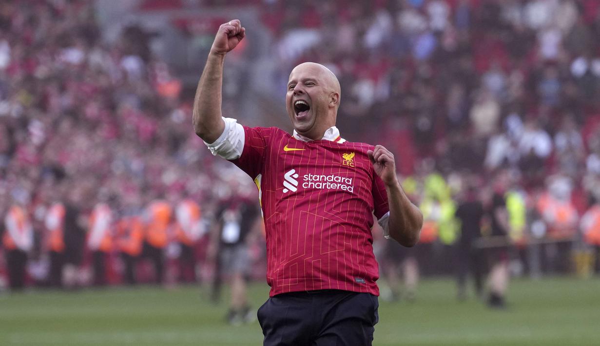 Pelatih Liverpool, Arne Slot melakukan selebrasi setelah timnya dipastikan menyabet gelar juara Liga Inggris 2024/2025 setelah mengalahkan Tottenham Hotspur di Anfield, Liverpool, Inggris, Minggu (27/04/2025). (AP Photo/Jon Super)